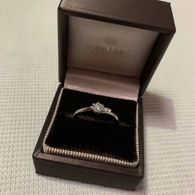 【アイプリモ(I-PRIMO)の口コミ】 1番の決め手はデザイン性です。
ウェーブの形の婚約指輪が欲しく、また華…