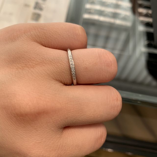 【エクセルコダイヤモンド(EXELCO DIAMOND)の口コミ】 指輪のデザインは豊富で、華やかなものが多かったです。細身のものは少な…