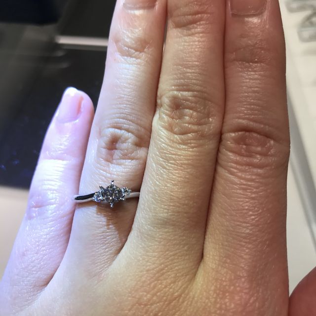 【銀座ダイヤモンドシライシの口コミ】 指輪のデザインは両端に小さいダイヤモンドがあり、真ん中のダイヤモンド…