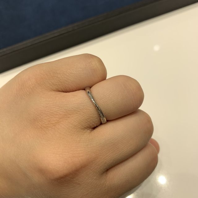 【4℃ BRIDAL(ヨンドシーブライダル)の口コミ】 指輪の種類が多く、細くて華奢なものから華やかなものまで豊富でした。種…