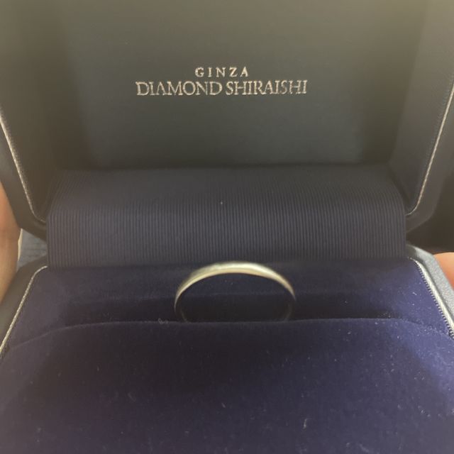 【銀座ダイヤモンドシライシの口コミ】 珍しいデザインということで
夫婦共に意見が一致して即決しました（笑）
…
