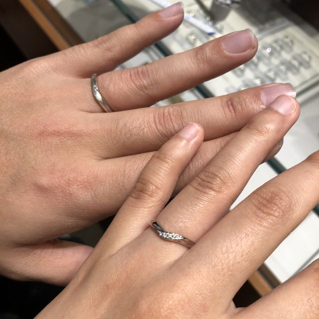 【銀座ダイヤモンドシライシの口コミ】 V字のデザインにより、指が長く見えるのが
お気に入りです。
他のブランド…