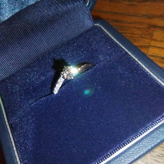 【銀座ダイヤモンドシライシの口コミ】 サイドに散りばめられたダイヤモンドが中央のダイヤモンドをさらに華やか…