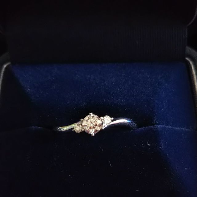 【銀座ダイヤモンドシライシの口コミ】 何も分からない状態で行きましたが、納得する指輪を購入できました。
長い…