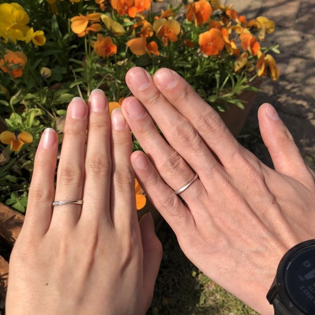 【銀座ダイヤモンドシライシの口コミ】 デザイン:単純なストレートではなく一部ひねりがあり、太すぎず、平べった…