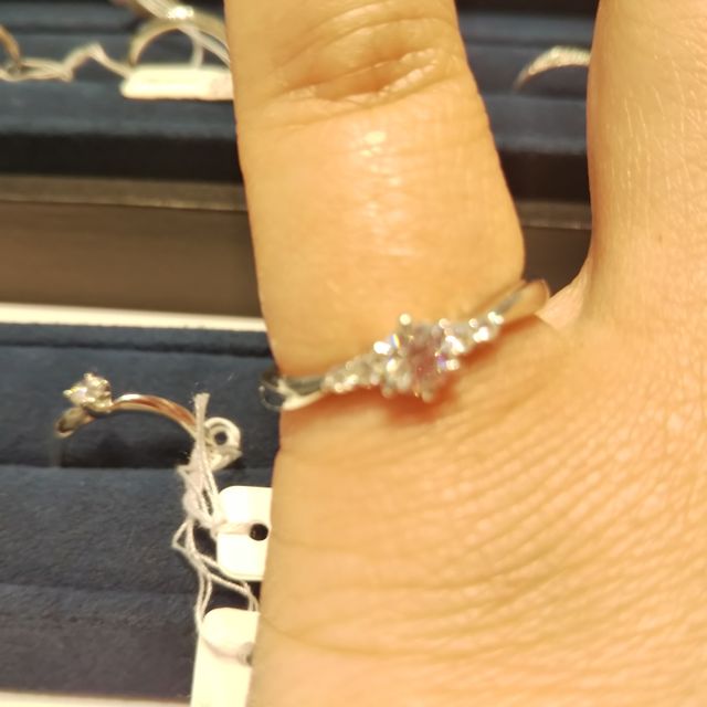 【4℃ BRIDAL(ヨンドシーブライダル)の口コミ】 有名なお店のため訪れました。
たくさんのデザインの中から選ぶことができ…