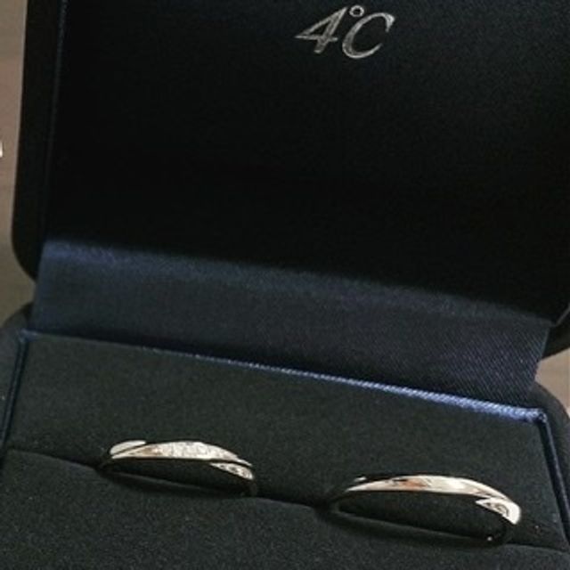 【4℃ BRIDAL(ヨンドシーブライダル)の口コミ】 職業柄、あまり派手なものがつけられないのですが、こちらでシンプルであ…