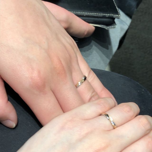 【銀座ダイヤモンドシライシの口コミ】 指輪の色合いが2種類なのがとても惹かれて決め手になりました。また、ただ…