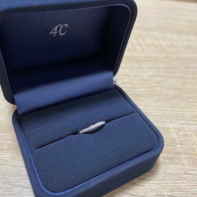 【4℃ BRIDAL(ヨンドシーブライダル)の口コミ】 デサインに惹かれて購入しました。知人も4°Cシーさんのリングを購入し…