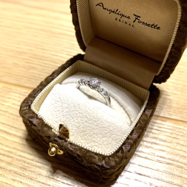 【アンジェリックフォセッテ(Angelique Fossette)の口コミ】 キラキラしたものが好きだったので、中心に大きなダイヤ、両サイドに3つず…