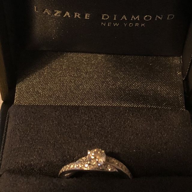 【ラザール ダイヤモンド(LAZARE DIAMOND)の口コミ】 ダイヤがなんといっても綺麗です。
シリアルナンバーも入っていて、マイダ…