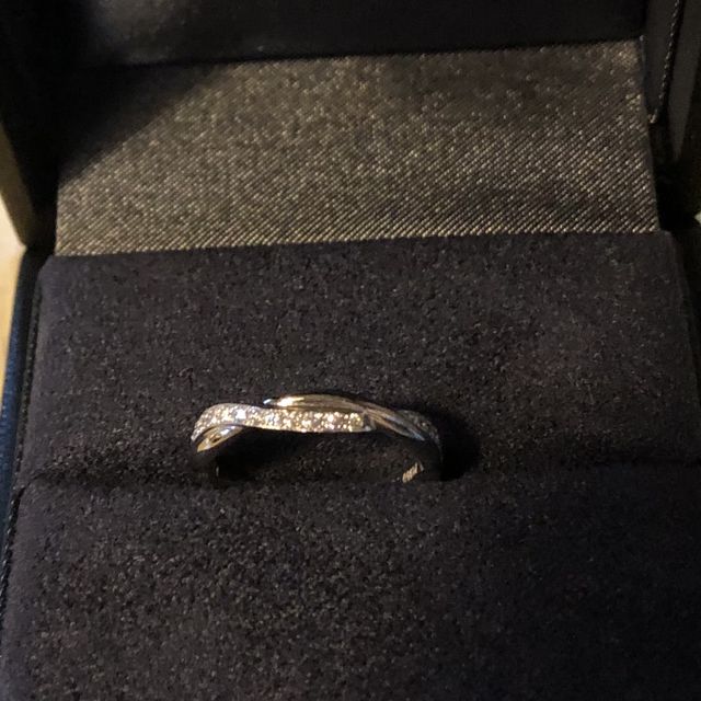 【ラザール ダイヤモンド(LAZARE DIAMOND)の口コミ】 ダイヤがなんといっても綺麗です。
シリアルナンバーも入っていて、マイダ…