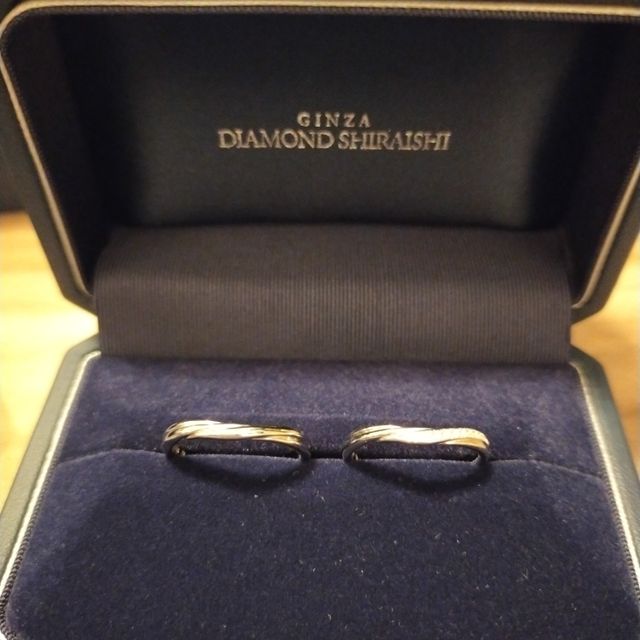 【銀座ダイヤモンドシライシの口コミ】 Ｖラインのデザインが気に入りました。私の指ではストレートよりもＶライ…
