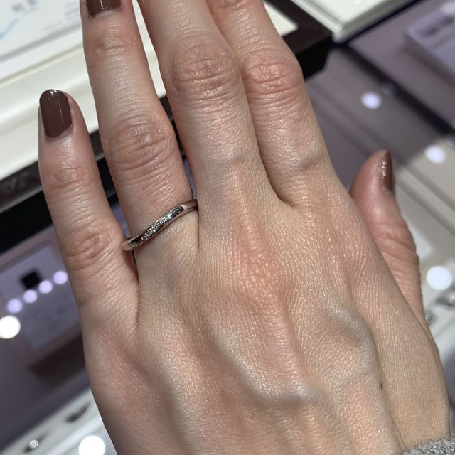 【俄(にわか)の口コミ】 細めのリングにメレダイヤが右斜めラインに入ってるものです。俄で気にな…