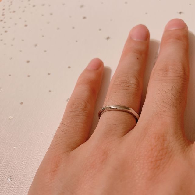 【銀座ダイヤモンドシライシの口コミ】 指輪のデザインは、ストレートのタイプより、ウェーブがあったほうが、好…