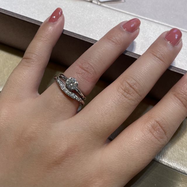 【ブルガリ(BVLGARI)の口コミ】 婚約指輪のインコントロダモーレのセットリングです。婚約指輪の高さに合…