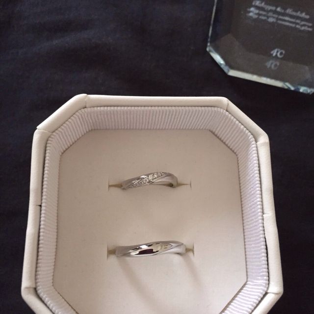 【4℃ BRIDAL(ヨンドシーブライダル)の口コミ】 ダイヤの光り方が他の指輪よりも綺麗に見えました。
細い指輪よりも少し太…
