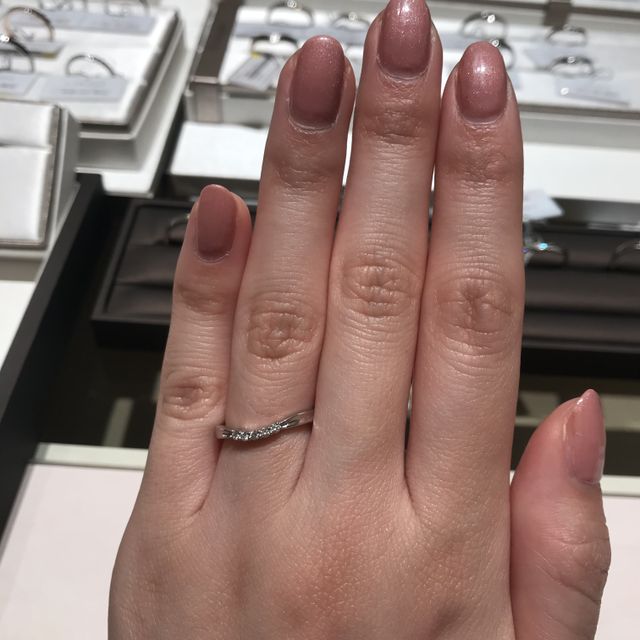 【アイプリモ(I-PRIMO)の口コミ】 ウェーブのデザインが指を細く見せてくれます。ダイヤモンドが5つ留められ…