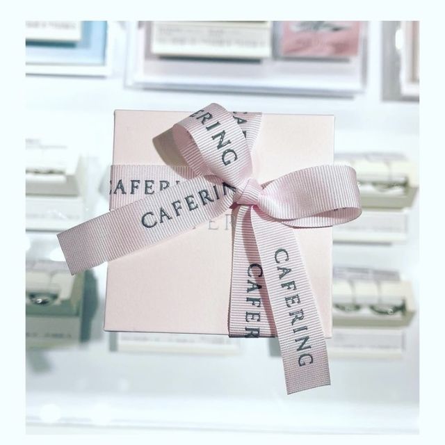 【CAFERING(カフェリング)の口コミ】 店舗に足を運び、相談して購入しました。彼女に付けてもらうもののため、…