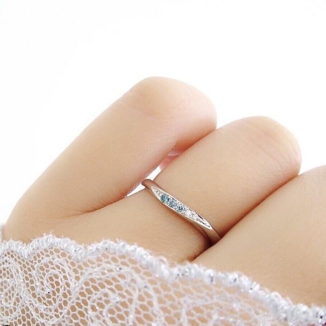 【CAFERING(カフェリング)の口コミ】 店舗に足を運び、相談して購入しました。彼女に付けてもらうもののため、…