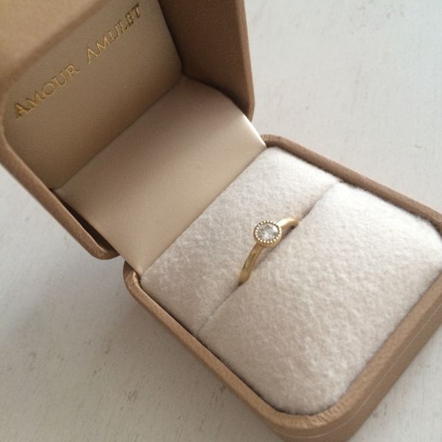 【AMOUR AMULET(アムール・アミュレット)の口コミ】 ダイヤの大きさ、ダイヤを囲んでいるゴールドのデザインがイメージしてい…