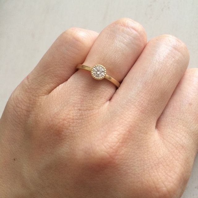 【AMOUR AMULET(アムール・アミュレット)の口コミ】 ダイヤの大きさ、ダイヤを囲んでいるゴールドのデザインがイメージしてい…