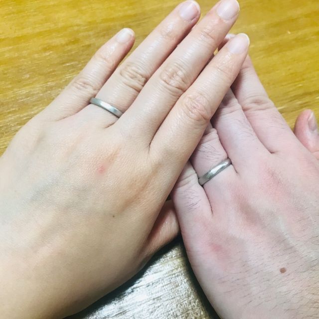 【uchimari(ウチマリ)の口コミ】 シンプルで手に馴染むような指輪を希望していたため、外側が梨地仕上げの…