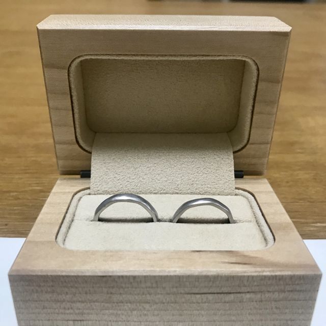 【uchimari(ウチマリ)の口コミ】 シンプルで手に馴染むような指輪を希望していたため、外側が梨地仕上げの…