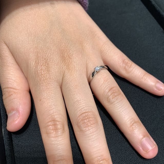 【ティファニー(Tiffany & Co.)の口コミ】 できれば婚約指輪も普段使いしたいため、高さがそこまでないものを探して…