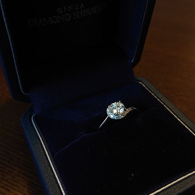 【銀座ダイヤモンドシライシの口コミ】 デザイン性がよく、センターのダイヤが大きく見えるので、指輪を着けた時…