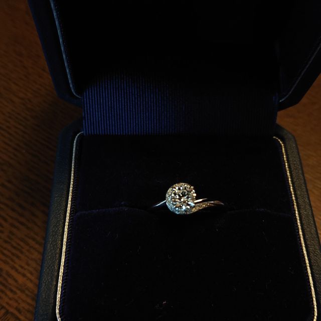 【銀座ダイヤモンドシライシの口コミ】 デザイン性がよく、センターのダイヤが大きく見えるので、指輪を着けた時…