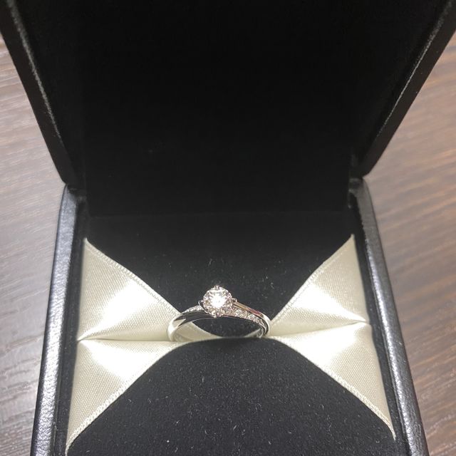 【エクセルコダイヤモンド(EXELCO DIAMOND)の口コミ】 リングラインに沿って繋がっているメレダイヤモンドの上にセンターダイヤ…