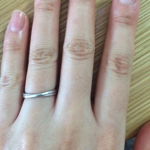 【LiAnge(リアンジェ)の口コミ】 シンプルでシルバーの結婚指輪を探していて、元々あまりきれいめなリング…