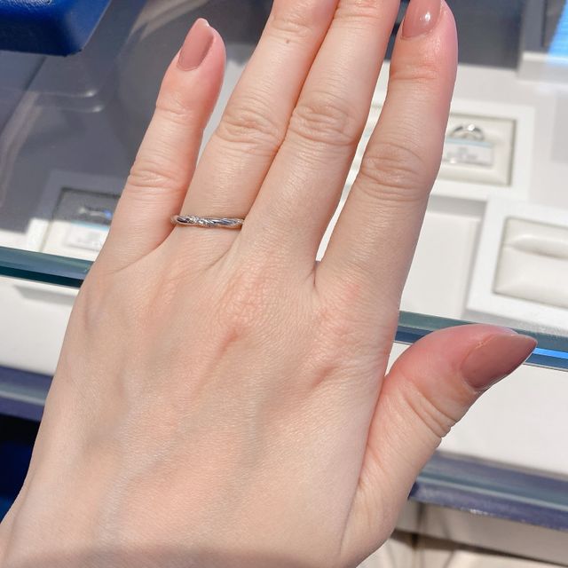 【銀座ダイヤモンドシライシの口コミ】 ねじれたデザインが素敵で試着しました。ねじれた部分に所々ダイヤがつい…