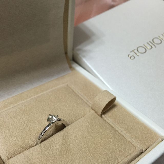 【et TOUJOURS(トゥージュール)の口コミ】 結婚式場で展開する婚約指輪というところに惹かれました。またデザインは…