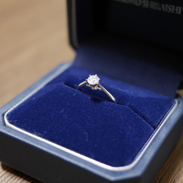【銀座ダイヤモンドシライシの口コミ】 一粒ダイヤのシンプルなデザインを探しており、イメージにぴったりでした…