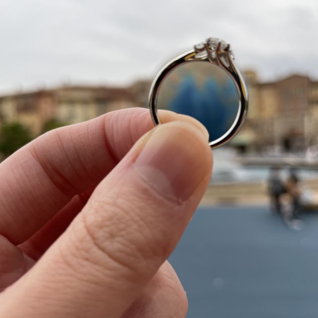 【銀座ダイヤモンドシライシの口コミ】 ウェーブ型のリングでセンターのダイヤモンドの周りに2つダイヤがついてい…