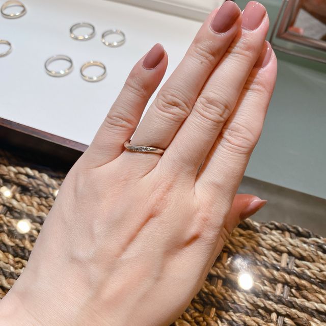 【杢目金屋(もくめがねや)の口コミ】 斜めに流れるようにダイヤを配置しており、指が細長く綺麗に見える指輪で…