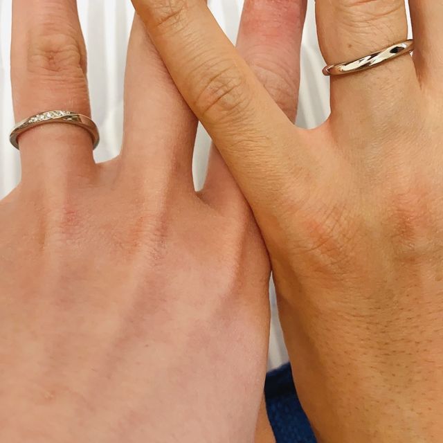 【4℃ BRIDAL(ヨンドシーブライダル)の口コミ】 シンプルで、若干ウェーブがついており、飽きのこないデザインです。渋く…