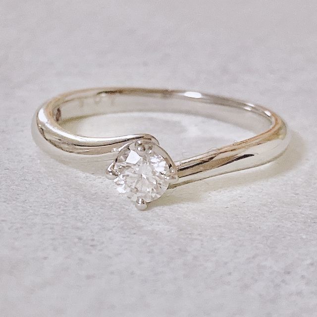 【ヴァンドーム青山(VENDOME AOYAMA)の口コミ】 ウェーブデザインの中からお気に入りの指輪を選びました。中央に派手すぎ…