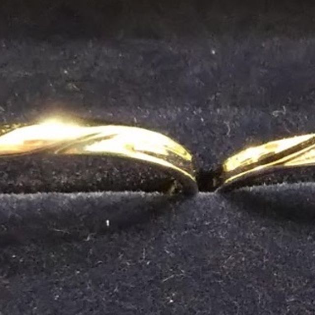 【銀座ダイヤモンドシライシの口コミ】 斜めのラインが入っていると指が細く見えると聞いたので選びました。指輪…