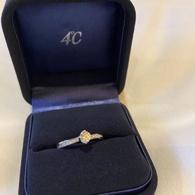 【4℃ BRIDAL(ヨンドシーブライダル)の口コミ】 今期のデザインであり、ダイヤが斜めに入っており素敵でした。ダイヤもハ…