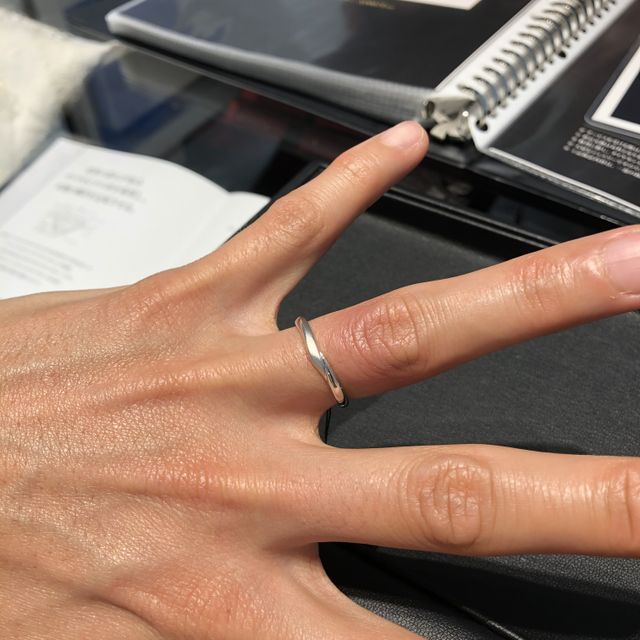 【エクセルコダイヤモンド(EXELCO DIAMOND)の口コミ】 「シンプルでウェーブ形状のもの」を希望しており、デザインとしてはまぁ…