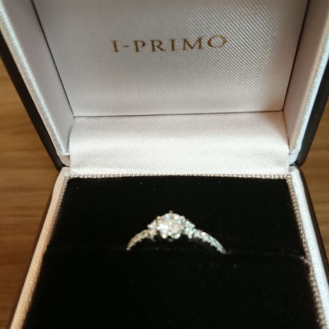 【アイプリモ(I-PRIMO)の口コミ】 一粒石のデザインがあまり好みではなかったので、横にもダイヤが配置され…