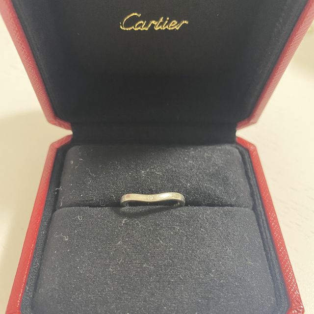 【カルティエ(Cartier)の口コミ】 婚約指輪と一緒につけたときの相性を重視して決めました。仕事柄シンプル…