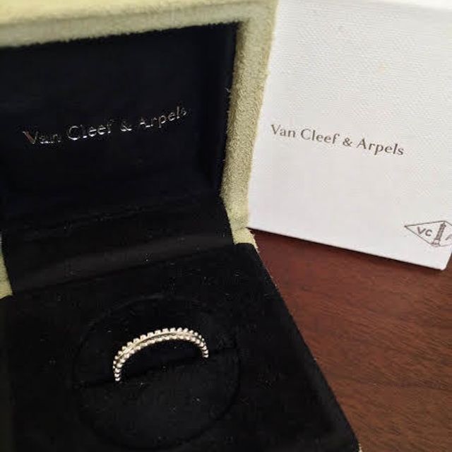 【ヴァン クリーフ＆アーペル(Van Cleef & Arpels)の口コミ】 エンゲージリングを同ブランドの物にしたのでこれに決めました。装飾のな…