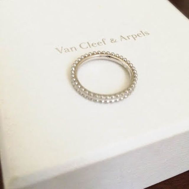 【ヴァン クリーフ＆アーペル(Van Cleef & Arpels)の口コミ】 エンゲージリングを同ブランドの物にしたのでこれに決めました。装飾のな…