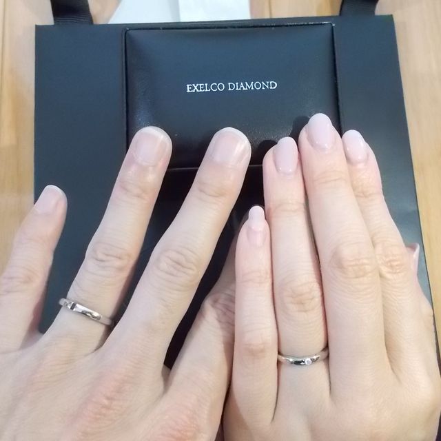 【エクセルコダイヤモンド(EXELCO DIAMOND)の口コミ】 シンプルでどのようなリングとも相性が良いこと。サイドから見た時につや…