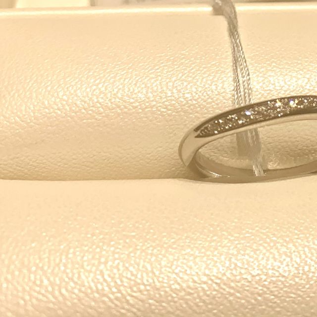 【俄(にわか)の口コミ】 ダイヤモンドのラインが入っているものを探していたので、こちらの指輪も…