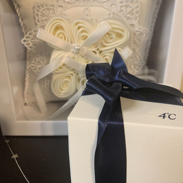 【4℃ BRIDAL(ヨンドシーブライダル)の口コミ】 値段・デザイン・着け心地が良かったのと、夫の指輪との組み合わせを考え…